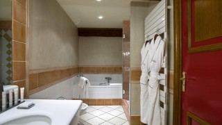 suite 25 bathroom