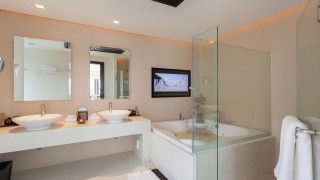 2 Bedroom Grand Pool Suite 10