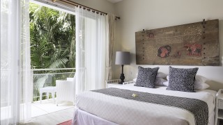 Villa Bebek en suite bedroom with a private balcony